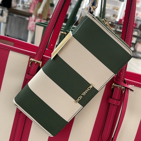 MICHAEL KORS JST
Leather Continental Wristlet Phone Case Wallet
Fern Green
NWT - Picture 6 of 16